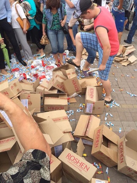 Ни себе, ни детям: сторонники ДНР на митинге против Украины растоптали конфеты Порошенко (ВИДЕО)