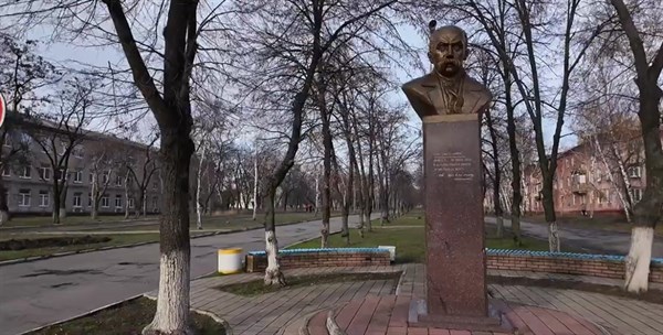 Бюст украинскому поэту Тарасу Шевченко в центре Горловки: в каком он состоянии на 11-м году оккупации города 