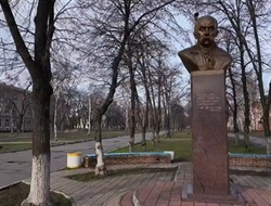 Бюст украинскому поэту Тарасу Шевченко в центре Горловки: в каком он состоянии на 11-м году оккупации города 