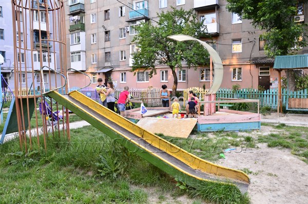 Детская площадка под замком: желающим отдыхать в  уютном дворе по улице  Пушкинской предлагают покупать ключи и вносить средства на ремонт