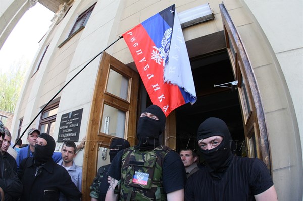 Представители Донецкой народной республики захватили здание Донецкой областной телерадиокомпании и подняли свой флаг (Фото)