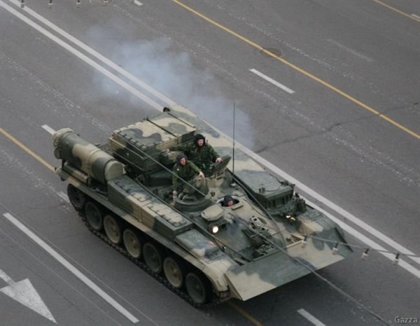 Горловчане засняли танк, обгоняющий автомобили на проспекте Ленина (ВИДЕО)