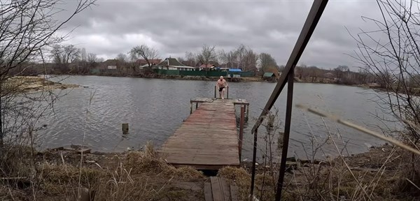 Горловские блогеры искупались в марте на Кировских прудах. Видео 