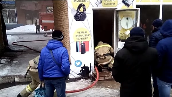 В Горловке загорелся салон мобильной техники (ВИДЕО)