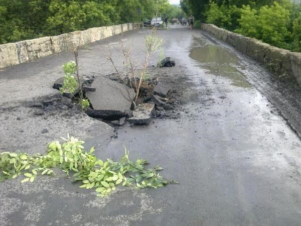 На автодороге Енакиево-Шахтерск-Амвросиевка взорвали мост. Службой автодорог принято решение о закрытии движения 