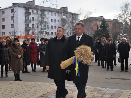 Памяти жертв голодомора: к памятнику Шевченко возложили сноп пшеницы, а в терцентрах зажгли свечи