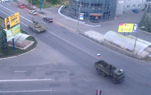 Очевидцы сообщают, что танки под российским флагом прошли через Макеевку и уже вошли в Донецк (ВИДЕО)
