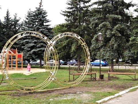 Свадебный перекресток: возле "Сердца влюбленных" установили кольца молодоженов 