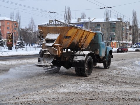 Власти Горловки утверждают, что за выходные на дороги высыпали 160 тонн посыпочного материала 