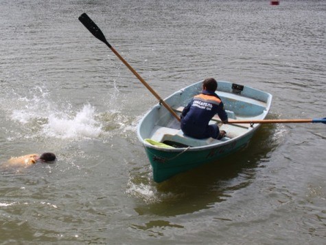 В Бердянске спасли 34-летнего горловчанина - любителя плавать на дальние расстояния 