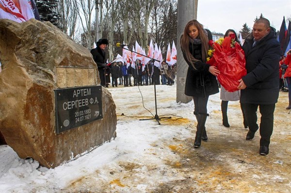 В Горловке открыли памятник лидеру трудового Донбасса - товарищу Артему 