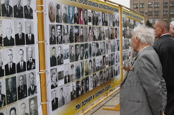 «Мы помним и помнить будем»: у здания горловского исполкома создан мемориал памяти из более чем 3 тысяч фотографий героев Войны и участников боевых действий 