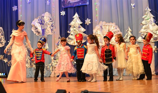 В Горловке на балу с малышами кружилась Золушка и танцевали снежинки (ФОТОРЕПОРТАЖ)