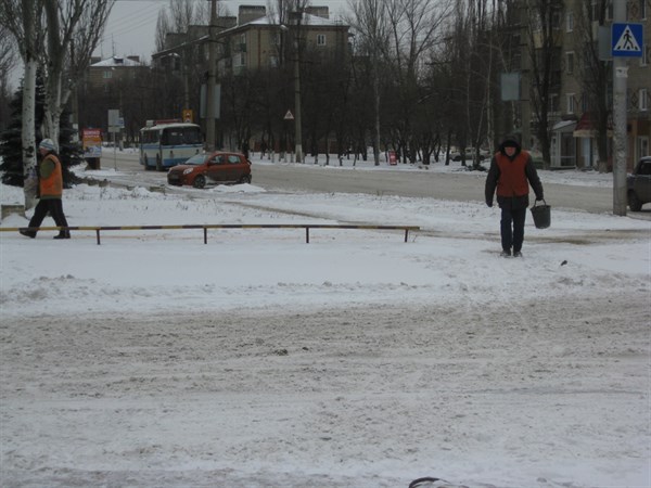 Коммунальщики Горловки отрицают, что лучше всего посыпают дороги на «Комсомольце», где проживает директор Департамента ЖКХ