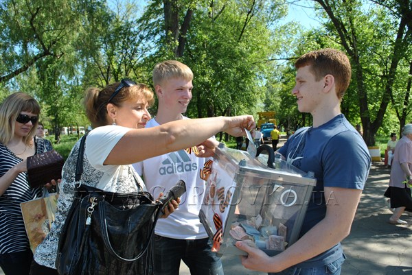Горловские волонтеры в День Победы собирали средства для помощи ветеранам (ФОТО)