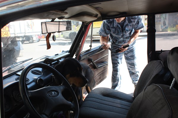 Спецоперация дня: в центре Горловки милиция задержала «легковушку» с боеприпасами и гранатой (ДОБАВЛЕНО ВИДЕО)