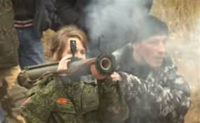 Горловские боевики обучают  школьниц стрельбе с оружия
