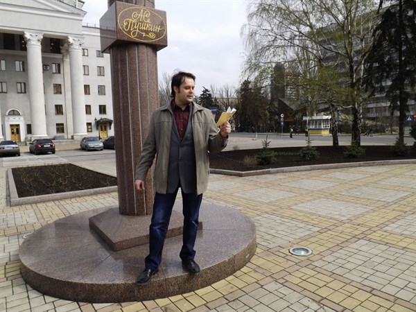 «Литовцы» Горловки устроили публичные чтения возле бюста Пушкину