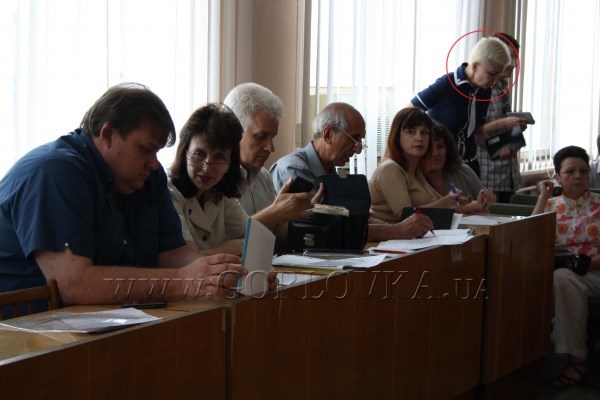 Хочу казню, хочу помилую: горловская чиновница не позволила горожанам прийти на телемост с Захарченко