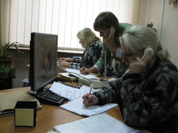 «Телефон не смолкал всю ночь – операторы не отходили от трубки до 4 утра»: журналист Gorlovka.ua провела час в разгоряченном от звонков «контакт-центре» 