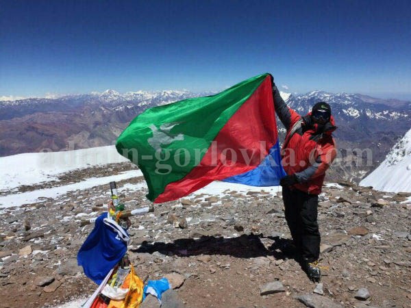 Известный горловский альпинист поднял флаг города на самую высокую точку Южной Америки (ФОТО)