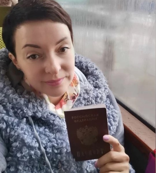Журналистка из Донецка Юлия Андриенко получила российский паспорт. Вот как это было