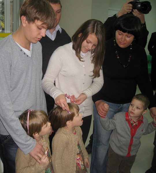 «Все лучшее - детям»: в Горловке торжественно вручили 4-летнему малышу ключи от «убитой» квартиры. Семья взяла от безысходности