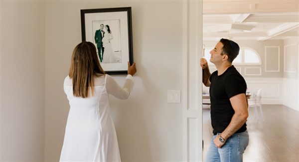 Как повесить картину, зеркало, полку на стену: советы профессионалов