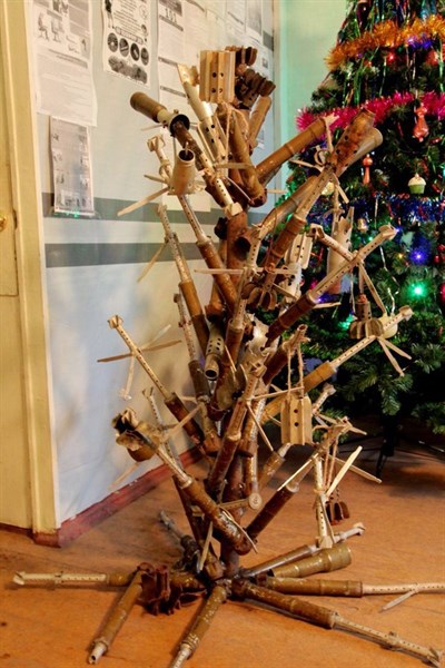 В горловском поселке Зайцево сделали елку из снарядов (ФОТОФАКТ)