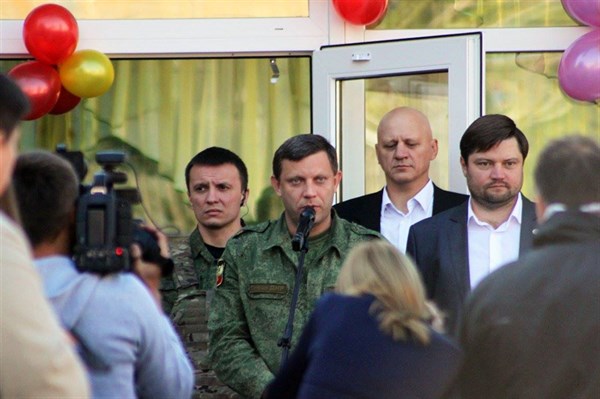 Захарченко в Горловке заставил себя ждать:  главарь "ДНР" приехал посмотреть на восстановленную школу в сопровождении российских журналистов 