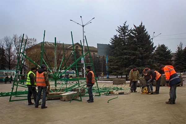 В Горловке устанавливают елку на площади Победы