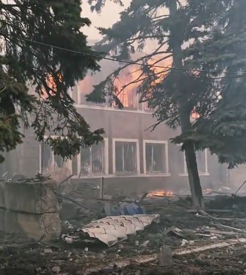 В Горловке сгорело здание Калининского военкомата (видео)