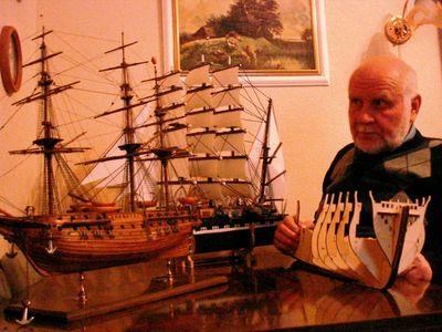 Портрет горожанина: горловчанин своими руками создает модели российского парусного линейного корабля "Двенадцать апостолов"