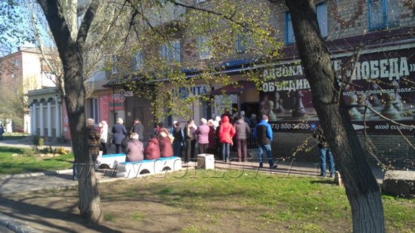 В Горловке люди собираются возле почты за талоном на оформление паспорта РФ. Очереди большие 
