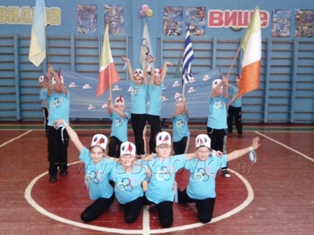 Горловские школьники поддержали зимние Олимпийские игры в Сочи яркой спортивной акцией  «Олимпийский аистенок - 2014» 