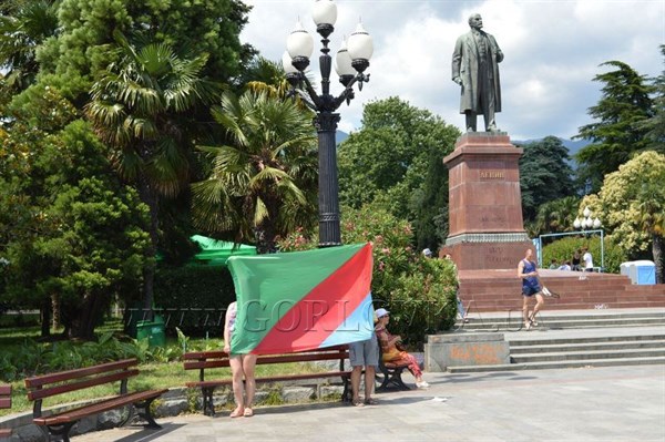 Акция, придуманная россиянами: горловский флаг ездит по российским городам  