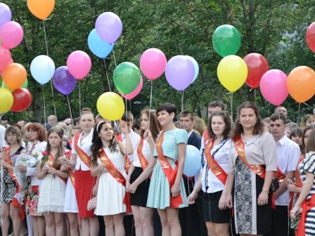 В школах Горловки прозвенели последние звонки:  68 выпускников стали «медалистами»