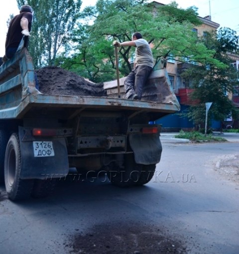 В Горловке ремонтировали дорогу по улице Комсомольской с помощью измельченной вырубки (ФОТОФАКТ)