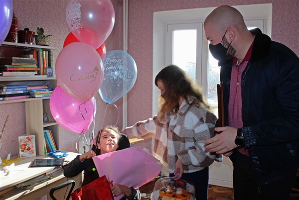 В Горловке представители местной власти поздравили с 15-летием Викторию Брылёву