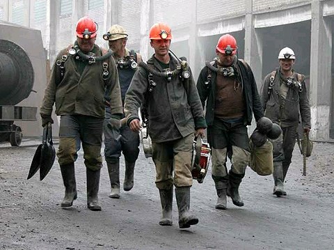 В Горловке представители Центробанка ДНР начали выдавать зарплату шахтерам. Пишут, что больше 3500 гривен на руки не дают 