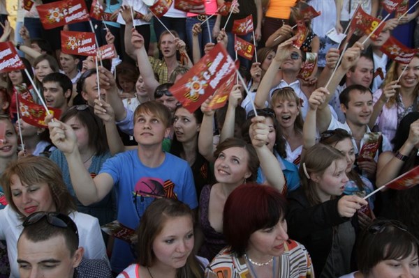 Есть рекорд: горловчане приняли участие в самом массовом исполнении песни "День Победы" 