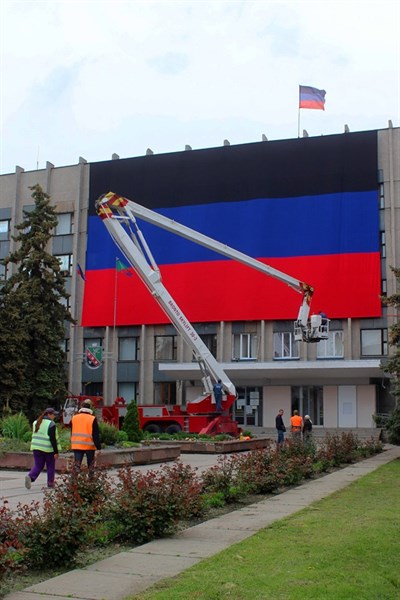 В Горловке на здании городской администрации натянули огромный флаг "ДНР" (ФОТОФАКТ)