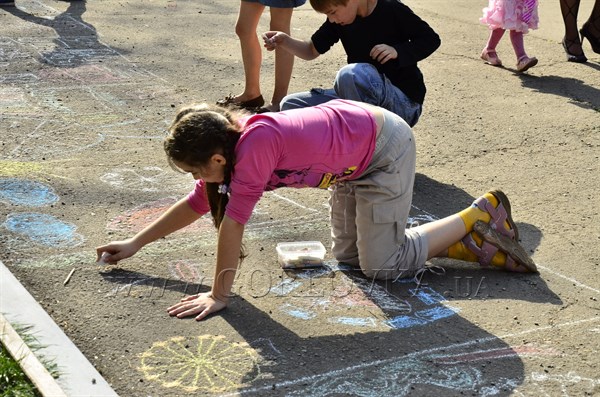 Журналисты Gorlovka.ua вместе с малышами и родителями раскрасили парк им. Горького