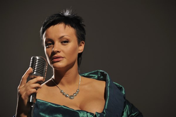Ищут горловчан с комплексами: эстрадная певица Анне Кросс расскажет, как не бояться петь на сцене
