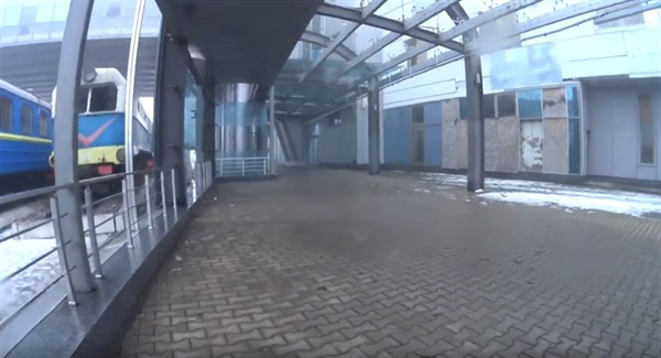 Железнодорожный вокзал Донецка: безлюдно и разрушено (ВИДЕО)