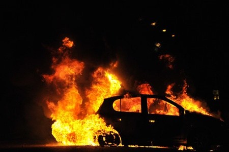 Горловский наркоман сжег такси и собирался задушить водителя (видео тушения пожара)