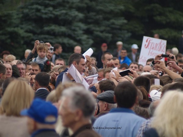Кличко в Горловке: припоздал на встречу из-за наших дорог, критиковал власть и раздал сотни автографов