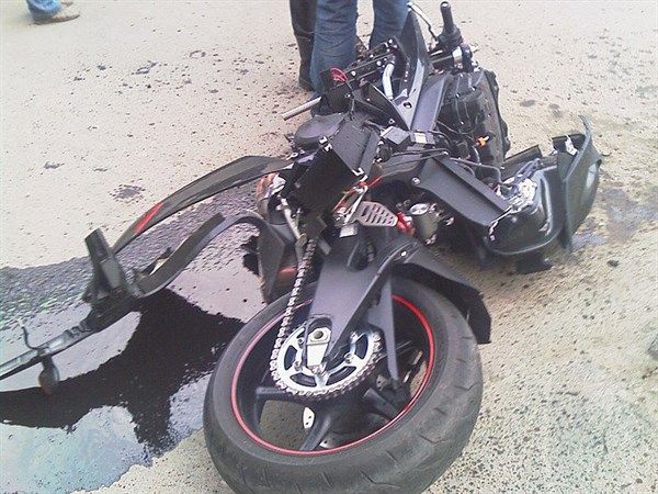 И снова на «Амсторе» ДТП с участием мотоциклиста: 30-летний парень в больнице с переломами ног