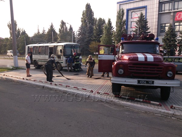 В районе центрального рынка Горловки спасатели тушили автобус 13-го маршрута (фото, видео)