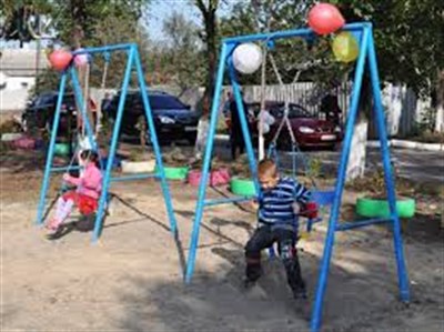 Жители Горловки самостоятельно построили детскую площадку по улице Богуна